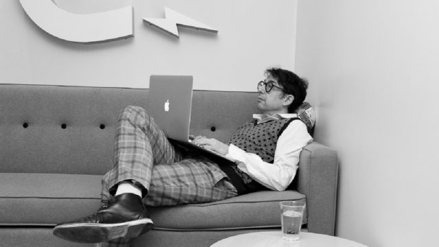 Aaron Levin, DC de Curius sur un canapé ©Fred Lahache